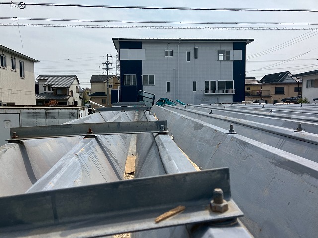 折板屋根を上から点検